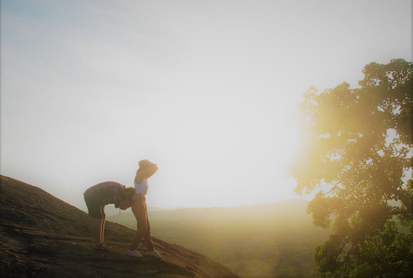 Friends backpacking in Sri Lanka