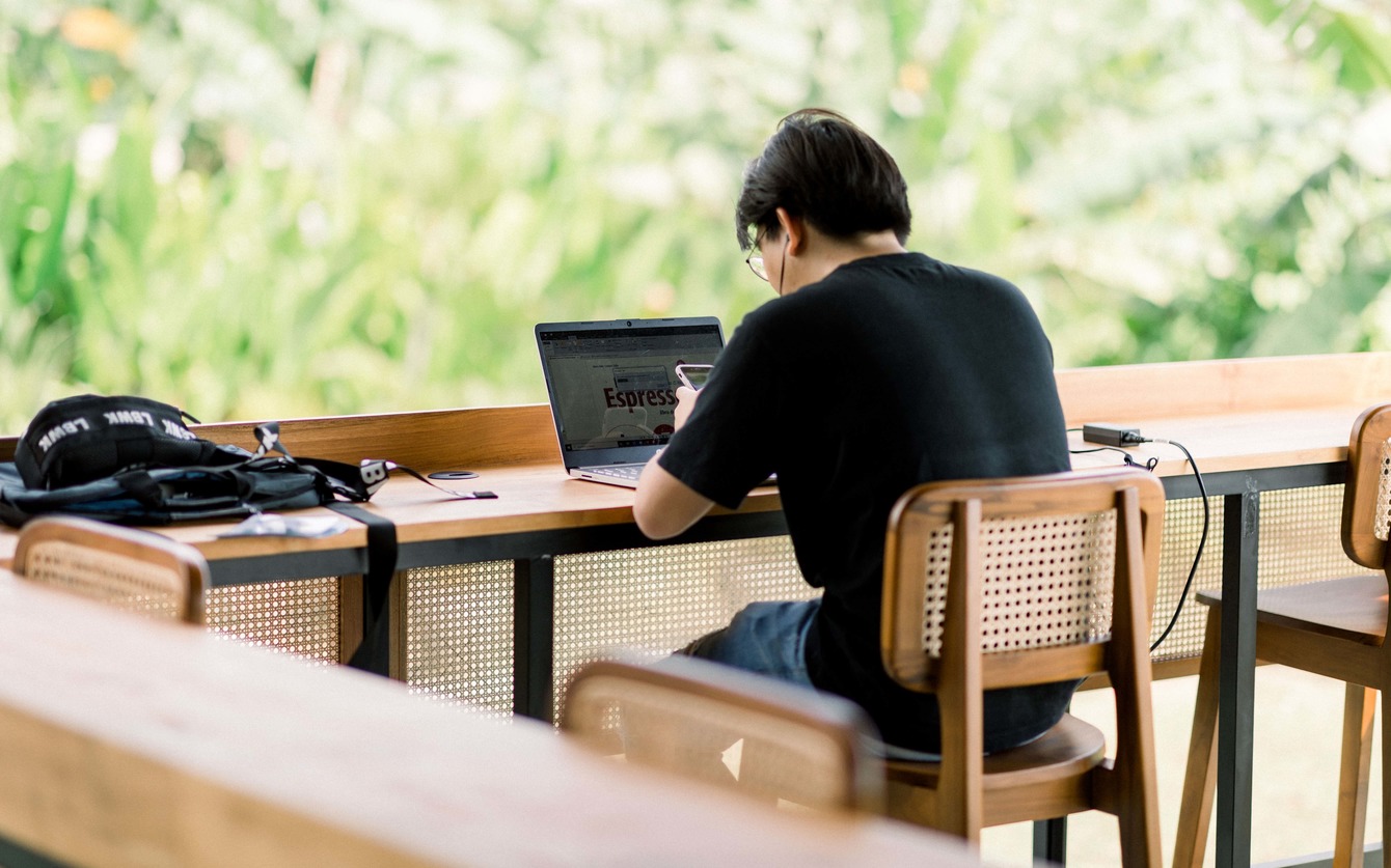 digital nomad in bali working at tribal hostel