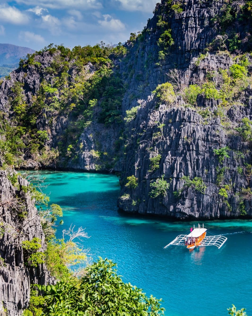 boat in bay of philippines