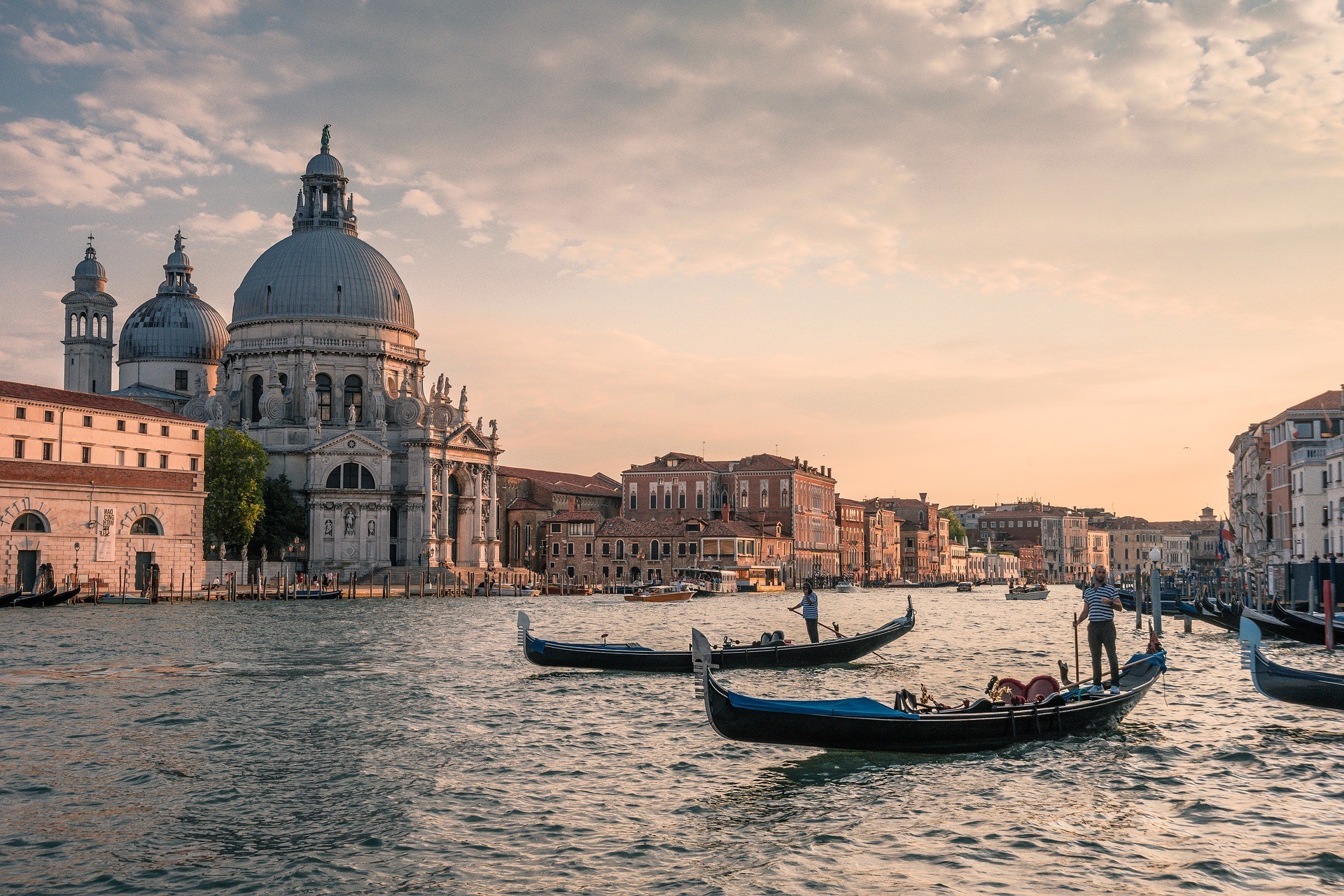 venice canals backpacking italy